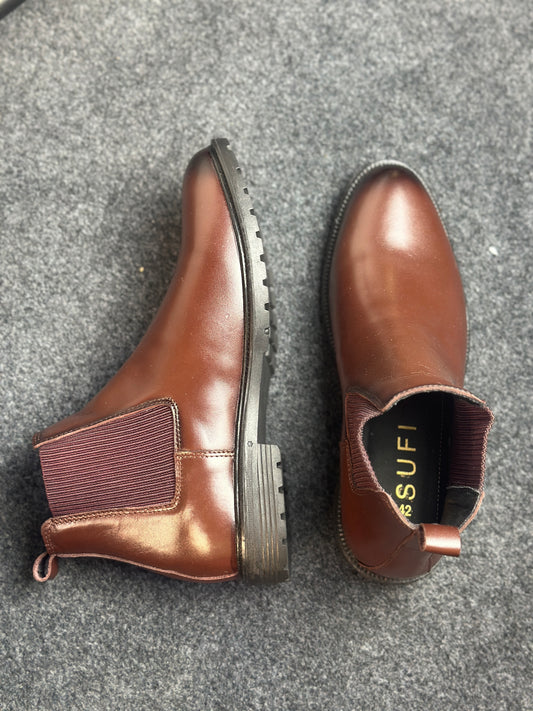Leather Chelsea Boots – Stylish & Comfortable