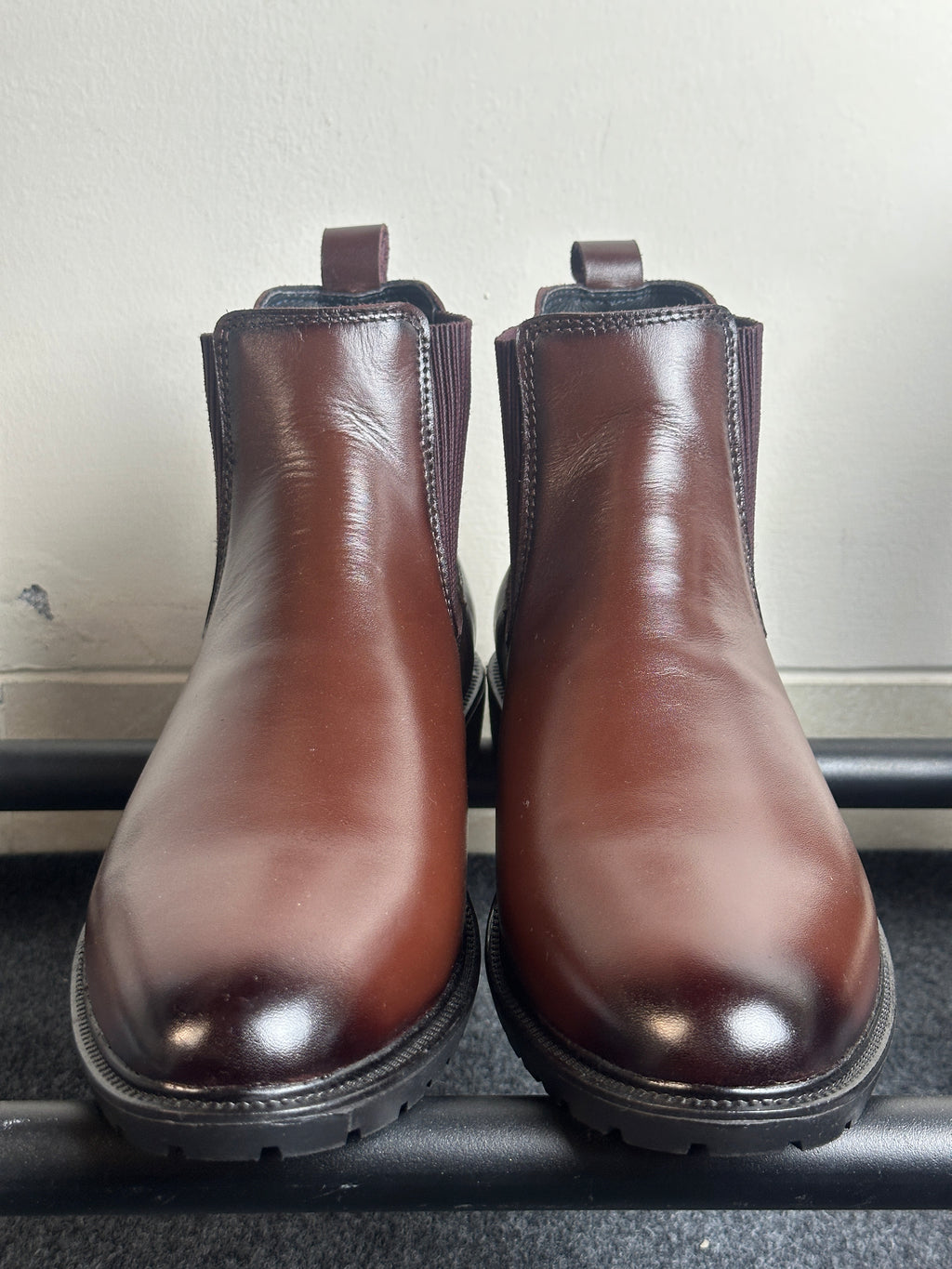 Leather Chelsea Boots – Stylish & Comfortable