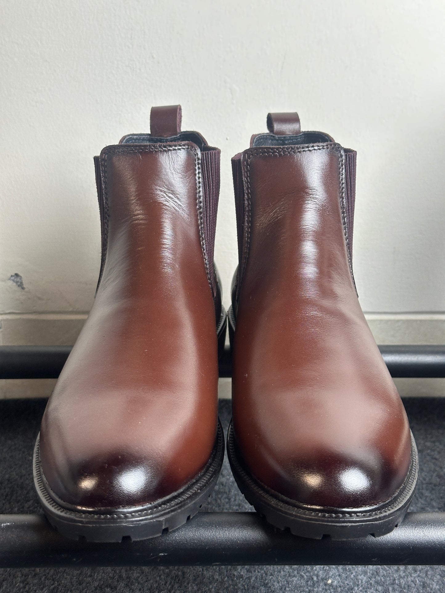 Leather Chelsea Boots – Stylish & Comfortable