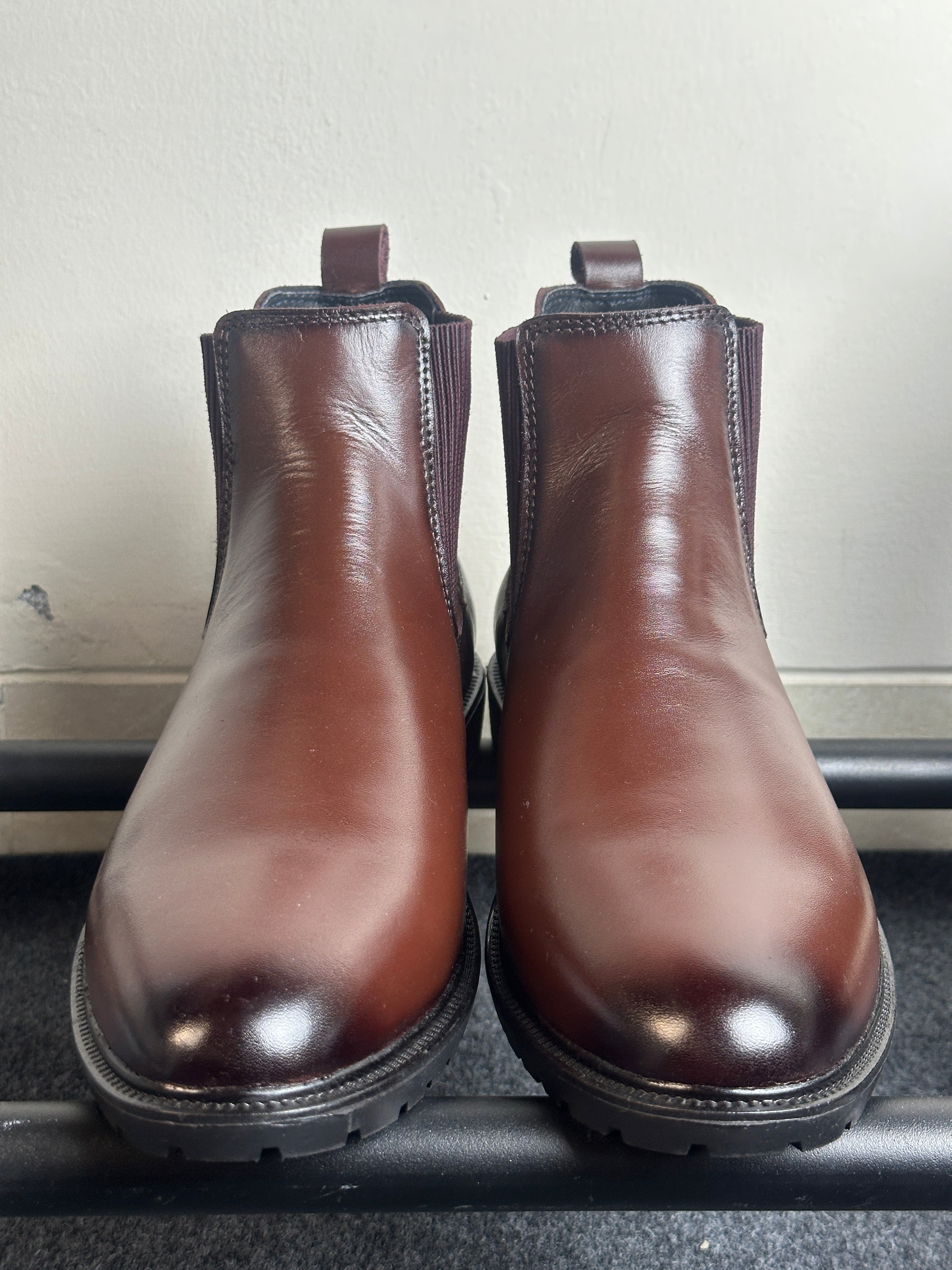 Leather Chelsea Boots – Stylish & Comfortable