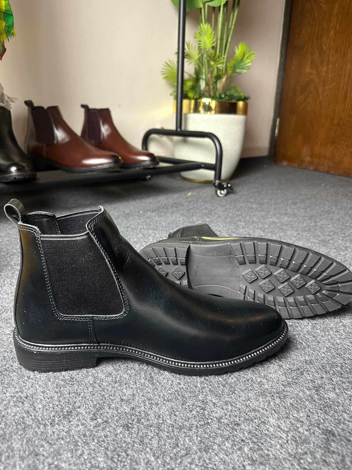 Leather Chelsea Boots – Stylish & Comfortable
